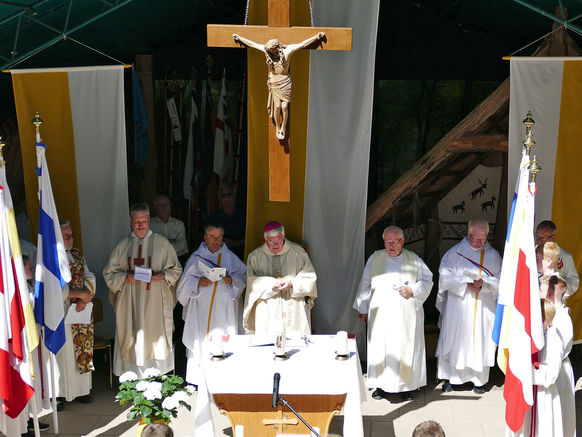 Festgottesdienst zum 1.000 Todestag des Heiligen Heimerads auf dem Hasunger Berg (Foto: Karl-Franz Thiede) Festgottesdienst zum 1.000 Todestag des Heiligen Heimerads auf dem Hasunger Berg (Foto: Karl-Franz Thiede)